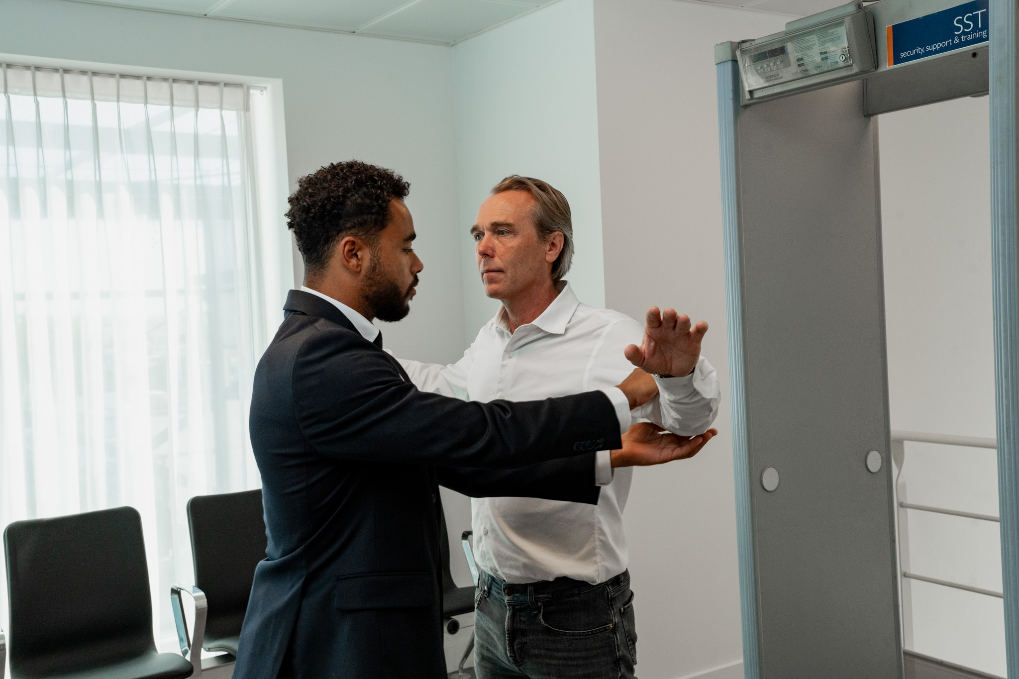 Beveiliger oefent een veiligheidscontrole tijdens training