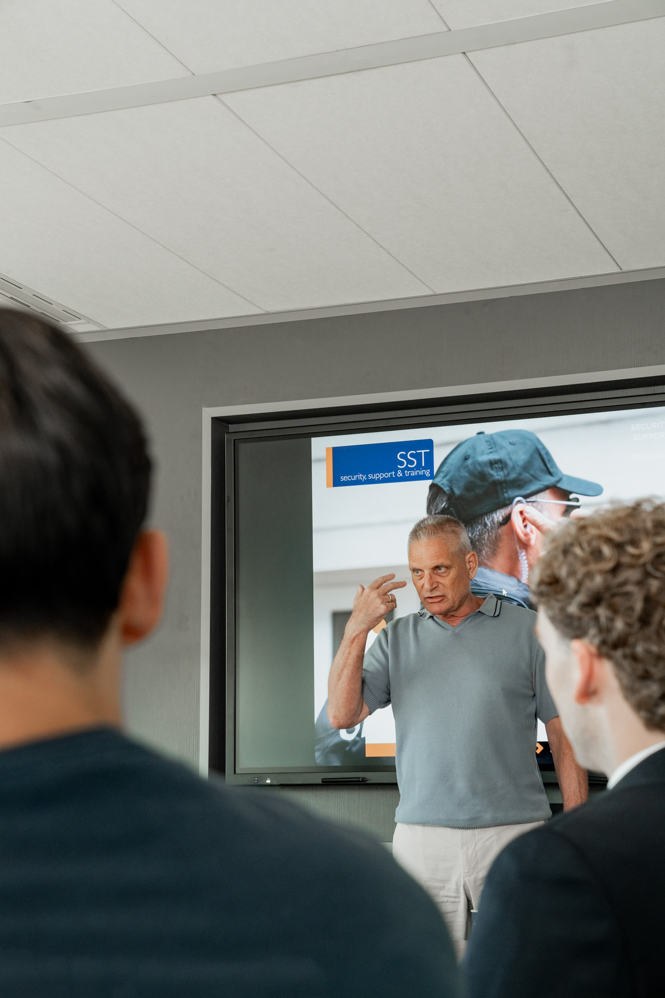 Trainer geeft uitleg met presentatie op het scherm
