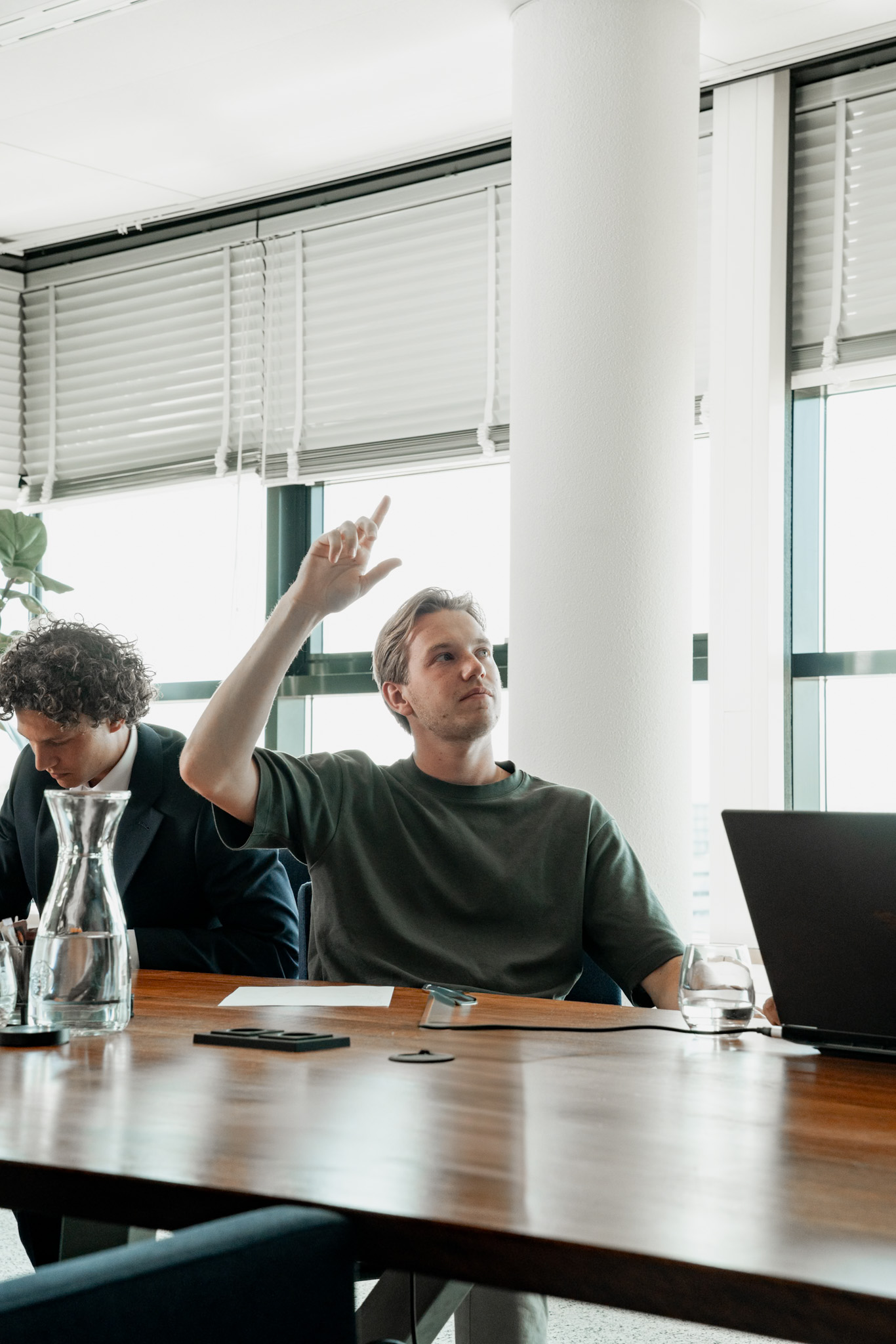 Deelnemer steekt zijn hand op tijdens een beveiligingstraining