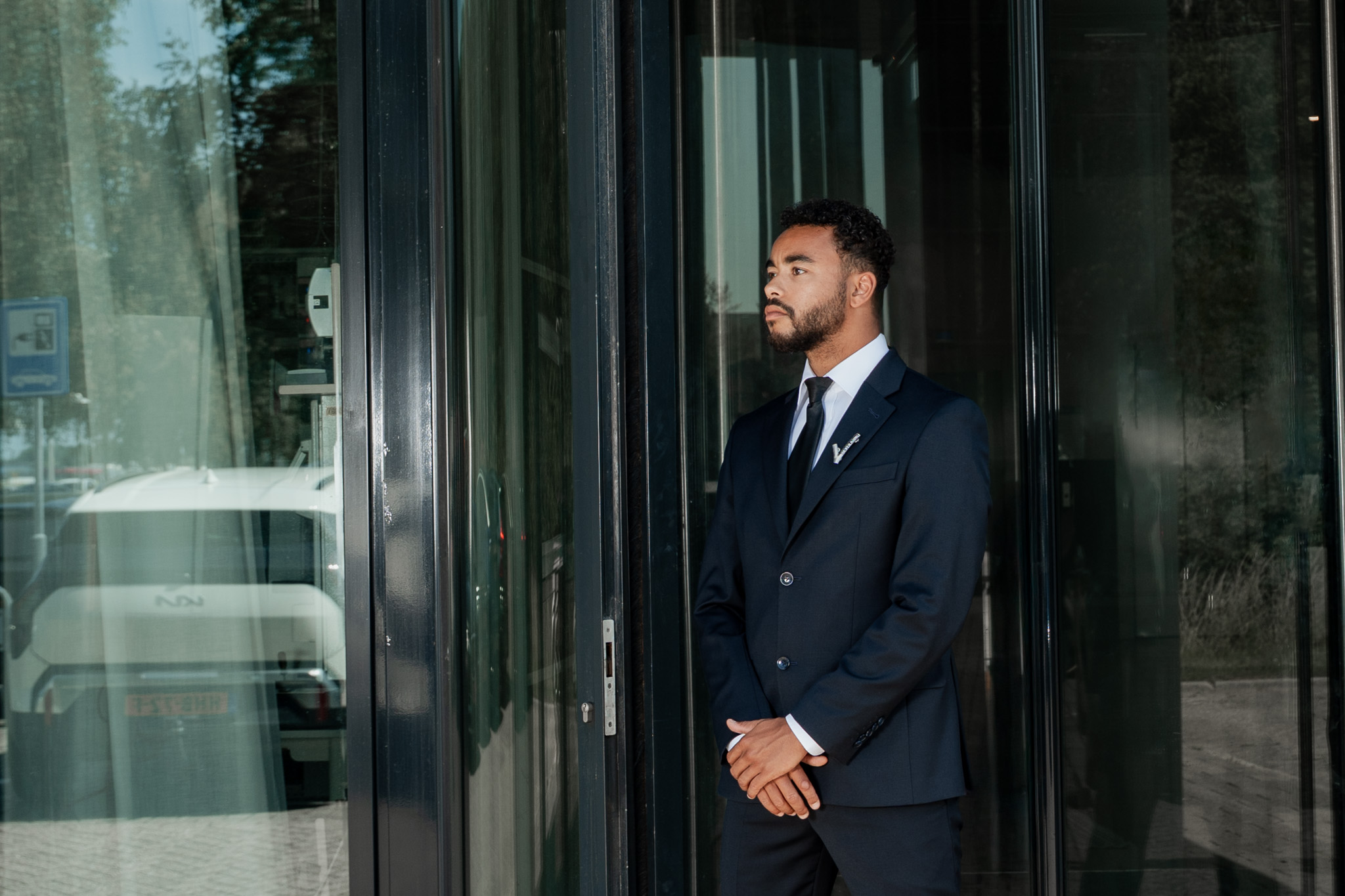 Beveiliger van SST Security buiten bij een glazen gevel